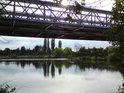První most přes Orlici v Hradci Králové se nachází hned nad říčním prahem ve Svinarech.