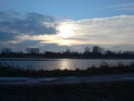 Zapadající Slunce při vyšším stavu vody v řece u Týniště nad Orlicí.