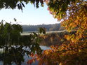 Řeka Orlice v podzimních barvách, v pozadí Suté břehy.
